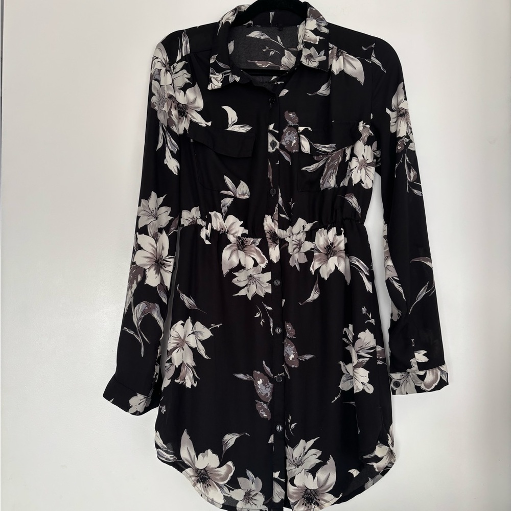 Le chateau Floral Black and White Women's dress in size medium
